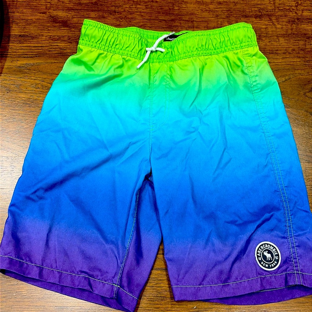 ABERCROMBIE KIDS boys Sz 11/12 ombré swim trunks. Mark on back, see pic. Lined